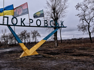 Вагітна жінка на велосипеді тікала з Покровська під обстрілами: як її врятували військові