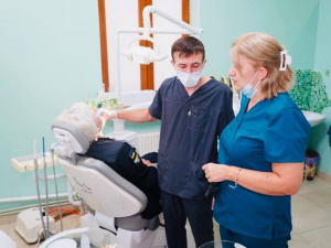 Стоматологія з Покровська в евакуації: головне про роботу відділень і безоплатні послуги