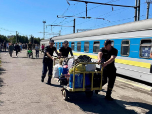 З Покровська на Рівненщину прибув евакуацій потяг: як допомагали людям