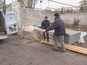 В Покровській громаді комунальники лагодять будинки після обстрілів - як працюють