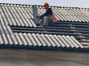 У Покровську ремонтують дахи після обстрілів: де працюють комунальники