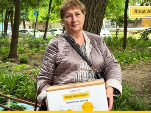 У Дніпрі для переселенців із Покровської ТГ триває видача продуктових наборів від Фонду Ріната Ахметова