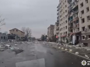 Живуть на сходах та під обстрілами: як поліція рятує людей у розбитому Покровську