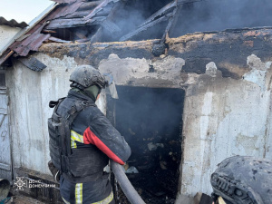 У Покровську внаслідок обстрілів горіли будинки - ДСНС