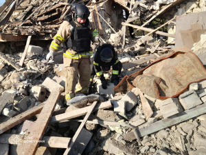 В Покровському районі після обстрілу рятувальники дістали з-під завалів тіло загиблої жінки