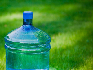 В Покровській ТГ сьогодні безкоштовно розвозять питну воду: де можна набрати