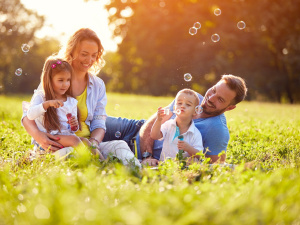 8 та 12 тисяч гривень щомісяця для батьків: хто має право на нову допомогу і як її отримати
