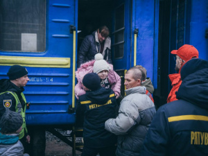 З Покровська на Рівненщину відправився перший евакуаційний потяг:  скільки переселенців  прибуло
