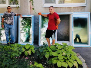 Жителям Покровська безкоштовно встановлюють нові вікна: хто їх отримав
