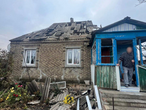 Троє поранених і сотні атак: росія артує Донеччину дронами, бомбами та "Геранями"