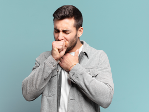 Хрипота та втрата голосу: медики назвали дивний ефект нової хвилі COVID