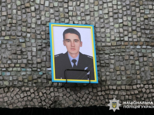 На Донеччині попрощалися з 23-річним поліцейським Романом Ревою, пораненим під час авіаудару