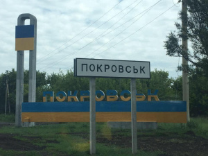 Поховання у дворах, обстріли, повернення родин із дітьми та евакуація: що відбувається у Покровську