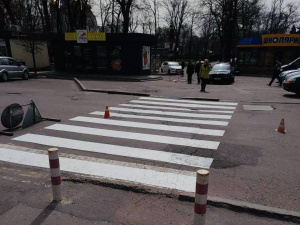 У Покровську на дорогах оновлюють розмітку: де вже впорались