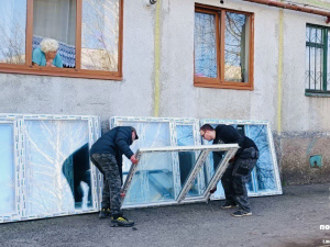 Жителям Покровська встановлюють нові вікна: як проходить відновлення після обстрілів