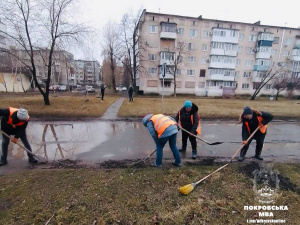 Весняна толока: як комунальники наводять лад на вулицях Покровська