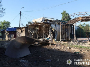У Мирнограді окупанти скинули бомбу на зупинку з людьми - поліція