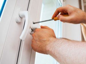 Дме з пластикових вікон після зими: як швидко вирішити проблему без заміни