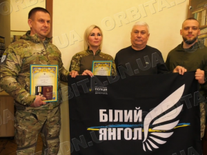 Нагорода за мужність: поліцейських із підрозділу "Білі янголи" відзначили у Гродівській громаді