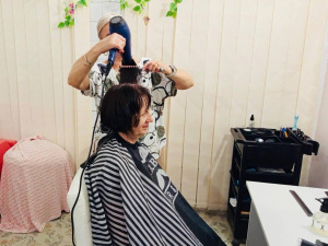 У Дніпрі працює соціальна перукарня для покровчан: як скористатися