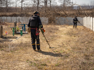 На Донеччині піротехніки обстежують кладовища: як знаходять вибухівку