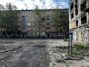 Пошкоджений будинок по вулиці Луганського. Джерело: Суспільне