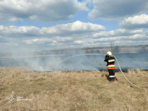 Палає через обстріли: як на Донеччині ліквідують пожежі внаслідок  ворожих атак