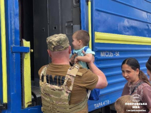 Подалі від війни: жителі Донеччини виїжджають до Волині на евакуаційному потязі