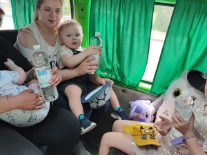 Евакуація з Донеччини: родини з дітьми виїхали на спецпотязі