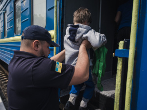 В деяких громадах Донеччини оголосили примусову евакуацію дітей: чому
