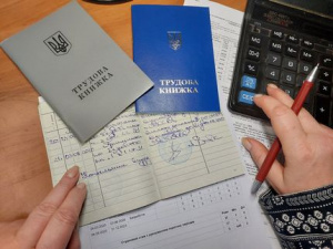 Чи штрафуватимуть українців за неоцифровану трудову книжку після 10 червня: пояснення