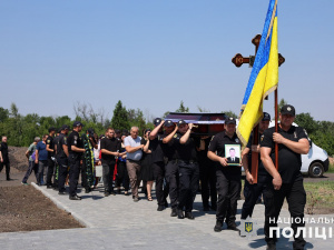 На Донеччині провели в останню путь офіцера Дмитра Петренка: поліцейського вбили окупанти