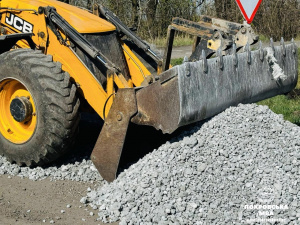 У Покровській громаді відсипають розбиті дороги шлаком: де працює спецтехніка