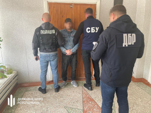 Правоохоронець із Покровська торгував трофейною зброєю: ДБР викрило схему