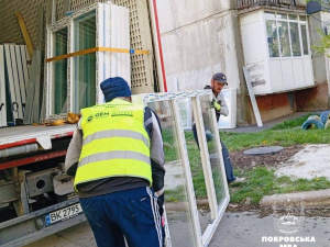 У Покровську лагодять дахи і вікна після "прильотів": що вже зробили