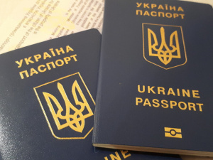 Українці зможуть перебувати у Польщі без діючих паспортів