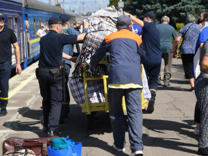 На Рівненщину прибув евакуаційний потяг з Донецької області: як зустрічають переселенців