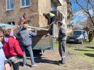 В Покровському районі ремонтують житло після обстрілів: в яких містах тривають роботи