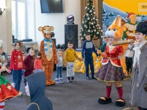 У Дніпрі діти-переселенці з Донецької області отримали новорічні вітання від Фонду Ріната Ахметова