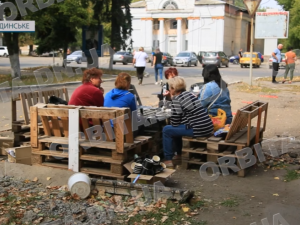 Без світла, зв'язку та води: як сьогодні живе Родинське