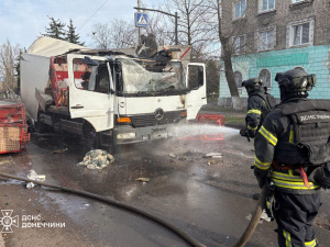 Обстріл вантажівки в Родинському: рятувальники винесли водія з палаючого авто