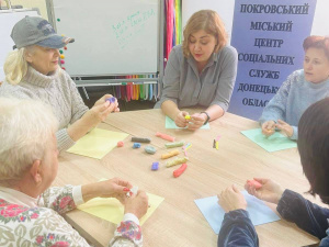 Арттерапія для душі: як у Покровському центрі соцслужб проводять заходи для ВПО