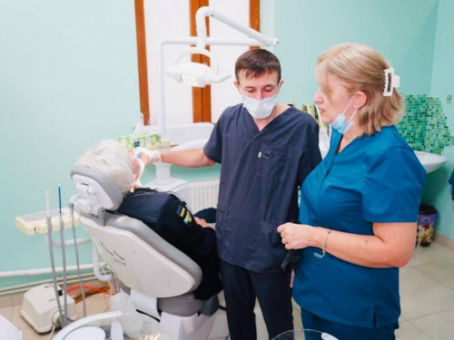 Стоматологія з Покровська в евакуації: головне про роботу відділень і безоплатні послуги